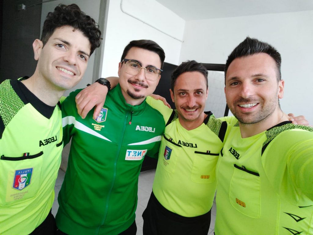 In foto Armando con i due arbitri della partita e il Presidente Vincenzo Marino
